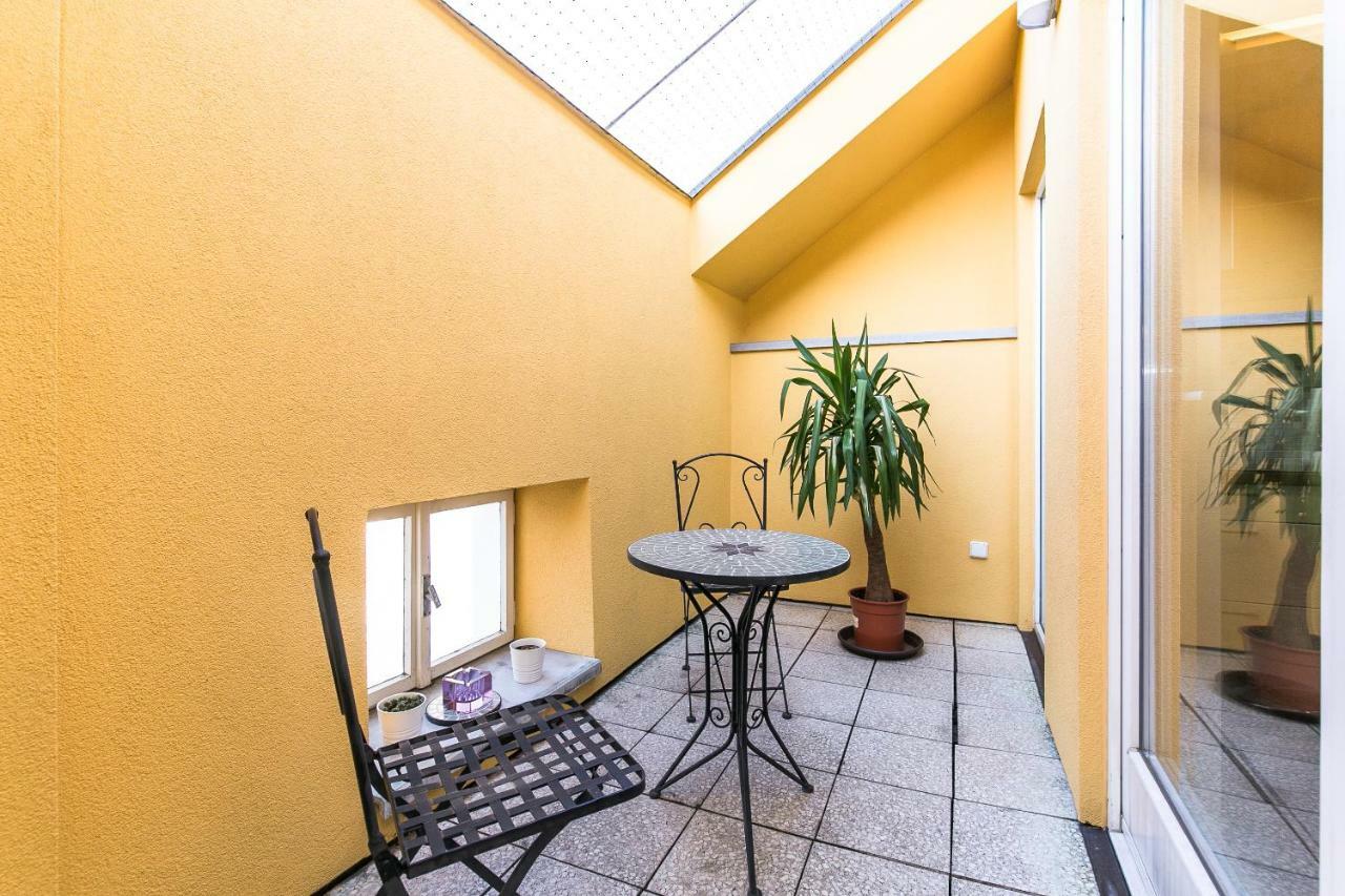 Attic Apartment By Wenceslas Square Praga Exterior foto